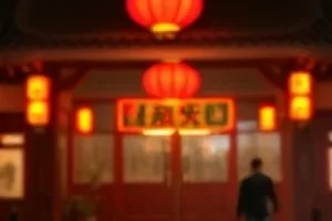 夜间片场灯架下取景的横版主图，用于片库精选内容展示